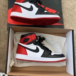 Nike air Jordan satin 1 black toe